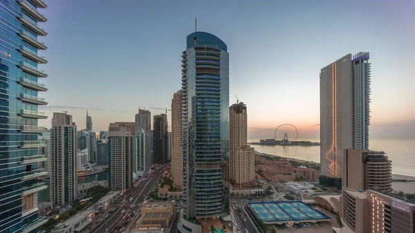 迪拜码头和Jbr地区的全景全景 以及著名的摩天轮从一天到一夜的过渡时间 日落后波斯湾的金色沙滩 — 图库照片