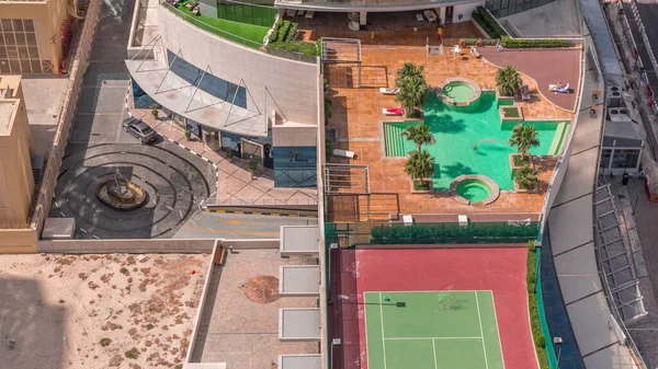 Havuzun dışındaki lüks yüzme havuzu ve havadaki zaman dilimi etrafında dinlenme alanı. JBR, Dubai 'de avuç içi görüntüsü