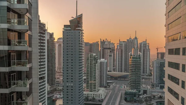 从空中俯瞰迪拜码头和Jlt摩天大楼 以及港口上午最豪华的游艇 日出时沿着运河高耸 天空呈橙色 阿拉伯联合酋长国迪拜 — 图库照片