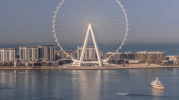 蓝水岛 具有现代建筑和摩天轮的空中飞行时间 游艇一大早就靠岸了 迪拜码头和Jbr地区附近新的休闲和住宅区 — 图库照片