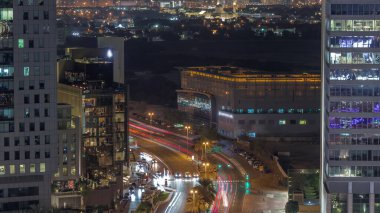 Al Saada caddesindeki trafiğin Skyline görüntüsü DIFC bölgesi yakınlarındaki Timelapse ve Deira bölgesi Dubai, BAE 'de. Finans merkezindeki gökdelenler yukarıdan havadan görünüyor. Ofis kulelerinde parlayan pencereler