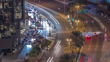 Dubai, BAE 'deki DIFC bölgesi yakınlarındaki Al Saada caddesindeki trafiğin Skyline görüntüsü. Finans merkezindeki gökdelenler yukarıdan hava görüntüsü.