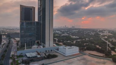 Dubai Uluslararası Finans Bölgesinde Gündoğumu geçiş zamanı. Sabahları iş yerinin hava manzaralı kuleleri. Şehir merkezine yakın otelleri olan gökdelenler.