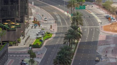 Dubai, BAE 'deki DIFC bölgesi yakınlarındaki Al Saada caddesindeki trafiğin Skyline görüntüsü. Finans merkezindeki gökdelenler yukarıdan hava görüntüsü.