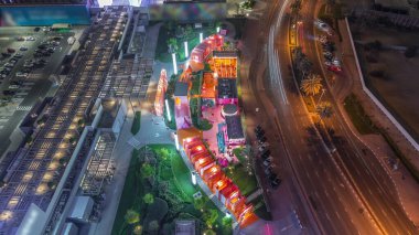 Dubai, BAE 'deki DIFC semtindeki Al Saada caddesindeki trafiğin Skyline görüntüsü. Finans merkezindeki gökdelenler yukarıdan havadan görünüyor. Parlak yürüme alanı