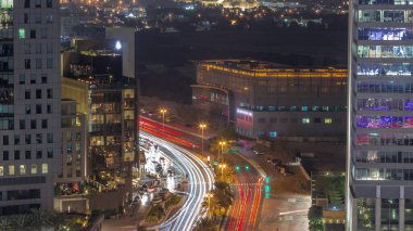 Dubai, BAE 'de bir arka planda, DIFC bölgesi yakınlarındaki Al Saada caddesindeki trafiğin Skyline görüntüsü var. Finans merkezindeki gökdelenler yukarıdan havadan görünüyor. Ofis kulelerinde parlayan pencereler
