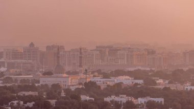 Güneş doğarken, Deira 'nın camii ve mahallesinin arka plan görüntüsü. Sabahları tipik eski ve modern binaları olan Dubai deresi. Dubai, Birleşik Arap Emirlikleri