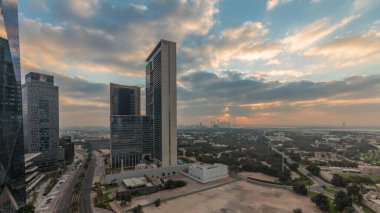 Dubai Uluslararası Finans Bölgesinde Gündoğumu geçiş zamanı. Sabahları panoramik ofis kulelerinin görüntüsü. Şehir merkezine yakın otelleri ve alışveriş merkezleri olan gökdelenler.