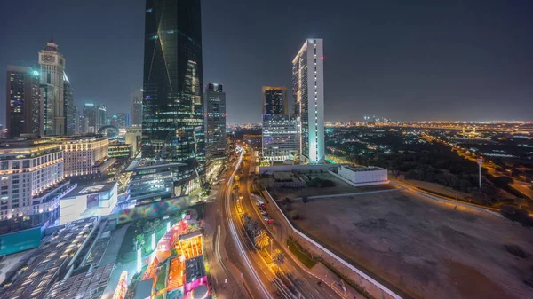 Dubai Uluslararası Finans Bölgesi Nde Gece Trafiği Yeri Kulelerinin Panoramik — Stok fotoğraf