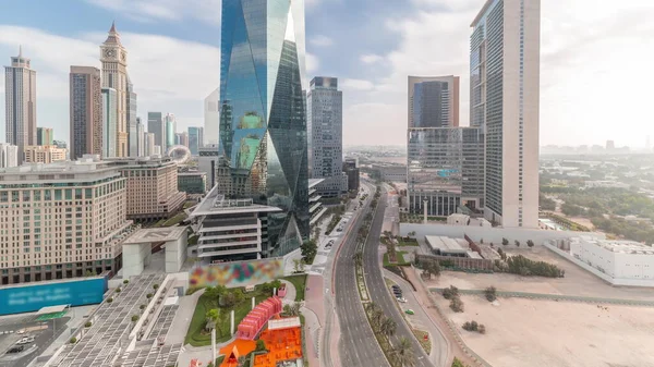 Tüm gün boyunca Dubai Uluslararası Finans Bölgesi hava zaman çizelgesi. İş ve finans kulelerinin panoramik manzarası. Şehir merkezine yakın otelleri olan gökdelenler ve hızlı hareket eden gölgeler.