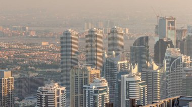 Jumeirah Lakes Kuleleri bölgesinde Şeyh Zayed Yolu boyunca birçok gökdelen bulunuyor. Akşamları JLT 'de konut binaları ve villalar turuncu ışık altında.