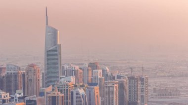 Jumeirah Lakes Kuleleri bölgesinde Şeyh Zayed Yolu boyunca birçok gökdelen bulunuyor. Akşamları JLT 'deki konut binaları gün batımında turuncu ışık altında