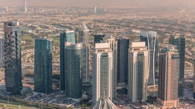 Jumeirah Lakes Kuleleri bölgesinde Şeyh Zayed Yolu boyunca birçok gökdelen bulunuyor. JLT panoramik manzaralı konut binaları arkasında villa evleri