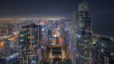Dubai Marina 'nın Skyline panoramik görüntüsü kıyı şeridi boyunca aydınlık gökdelenlerle çevrili kanalı gösteriyor. Yollarda trafik vardı. Dubai, BAE