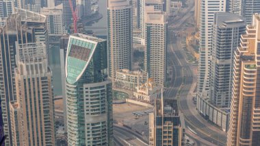 Dubai Marina 'nın Skyline manzarası kıyı şeridi boyunca gökdelenlerle çevrili yapay bir kanal gösteriyor. Caminin yakınındaki bir yolda trafik vardı. Dubai, BAE