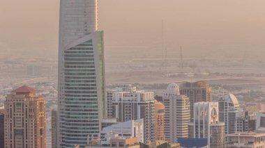 Jumeirah Lakes Kuleleri bölgesinde Şeyh Zayed Yolu boyunca birçok gökdelen bulunuyor. JLT 'deki konut binaları yakın görüş