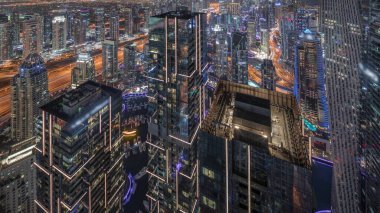 Dubai Marina ve JLT semtleri gökdelenler arasında karayolu trafiği var. Parlak pencereli aydınlık modern kuleler