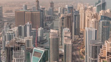Dubai Marina 'nın Skyline panoramik görüntüsü kıyı şeridi boyunca gökdelenlerle çevrili yapay bir kanal gösteriyor. Sabahları yüzen yatlar ve tekneler. Dubai, BAE