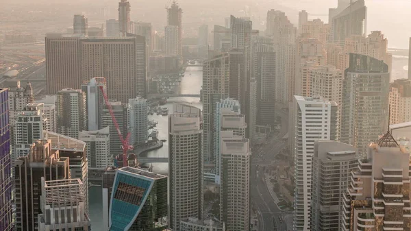 Gökdelenlerle Çevrili Dubai Marina Nın Gökdelenlerle Çevrili Gökdelenler Tarafından Gün — Stok fotoğraf