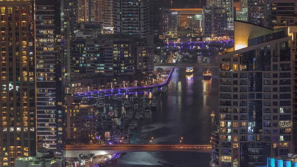 Крупным Планом Дубай Марина Показывает Канал Окруженный Освещенными Небоскребами Вдоль — стоковое фото