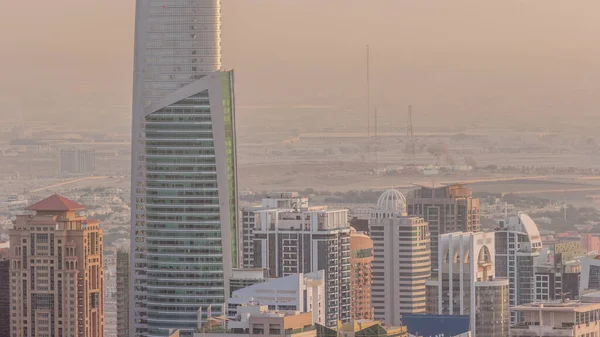 Jumeirah Lakes Kuleleri bölgesinde Şeyh Zayed Yolu boyunca birçok gökdelen bulunuyor. JLT 'deki konut binaları yakın görüş