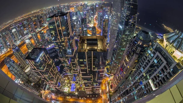 迪拜码头的天际线全景展现了沿着海岸线的摩天大楼环绕的运河 在街上漂流游艇和交通 Dubai 阿联酋 — 图库照片