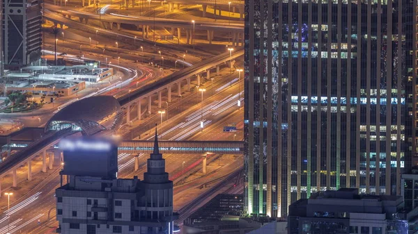 Dubai marinası, gece metro istasyonu yakınlarındaki Şeyh Zayed kavşağında trafik olan ofis kulelerini aydınlattı. Gökdelenler, çatılar ve Birleşik Arap Emirlikleri ile yukarıdan hava görüntüsü