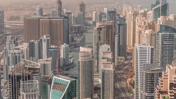 Dubai Marina 'nın Skyline panoramik görüntüsü kıyı şeridi boyunca gökdelenlerle çevrili yapay bir kanal gösteriyor. Sabahları yüzen yatlar ve tekneler. Dubai, BAE