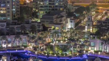 Dubai Marina 'daki fıskiyenin hava sahasında gezinti zamanı.