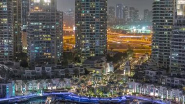 Dubai Marina 'daki fıskiyenin hava sahasında gezinti zamanı.