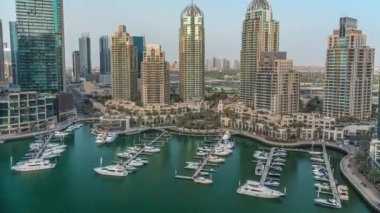 Dubai marinasında şehir havacıIığında lüks yat hangarı.