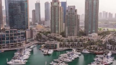 Dubai marinasında şehir havacıIığında lüks yat hangarı.
