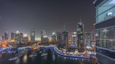 Şehirde lüks yat körfezi Dubai marinasında havadan gece saatleri.