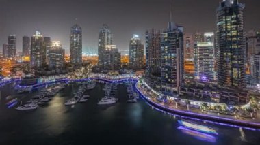 Panorama, Dubai marinasında gece hava sahasında lüks yat hangarını gösteriyor.