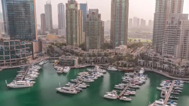 Ylellinen jahti lahti kaupungin antenni timelapse Dubain venesatamassa — kuvapankkivideo