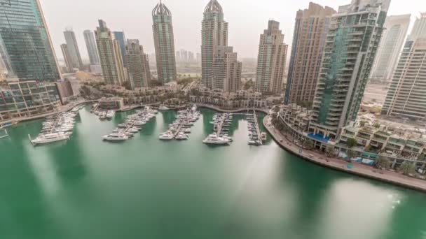 Baía de iate de luxo na linha do tempo da cidade na marina de Dubai — Vídeo de Stock