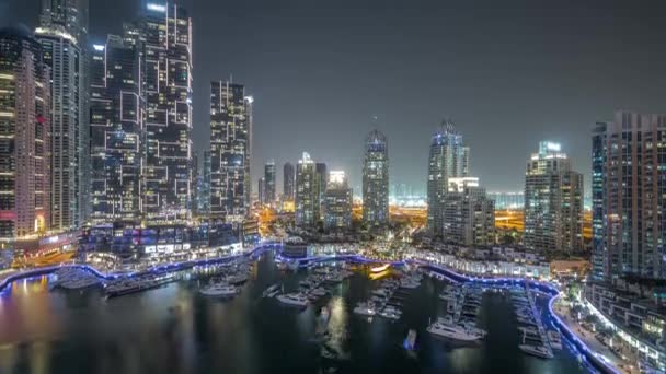 Luxury yacht bay i byen fly natt aktuapse i Dubai marina – stockvideo