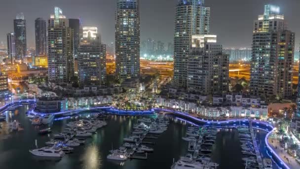 Элитная яхтенная бухта в городе, ночной таймлайнер в гавани Дубая — стоковое видео