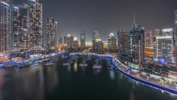 Luksusowa zatoka jachtowa w mieście antenowej nocy timelapse w Dubai Marina — Wideo stockowe