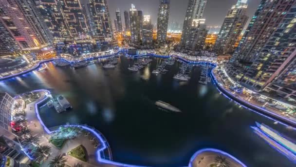 Bahía de yates de lujo en la ciudad timelapse noche aérea en Dubai marina — Vídeos de Stock