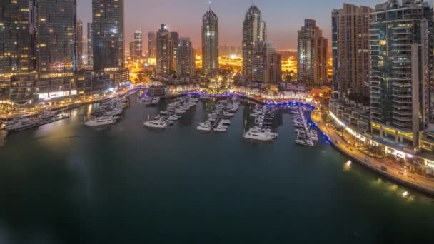 Bahía de yates de lujo en la ciudad antena noche al día timelapse en Dubai marina — Vídeo de stock