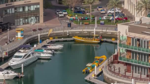Vízparti sétány tenyérrel Dubaiban Marina légi időelapszus. — Stock videók