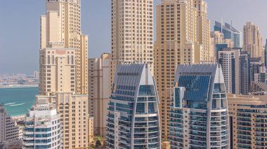 Dubai Marina 'daki modern gökdelenler, birçok pencereye yakın zaman aralığı. Yukarıdan JBR bölgesinde yüksek kuleler