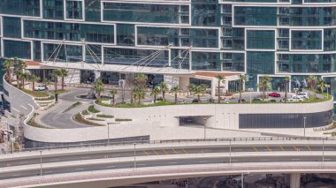 Dubai marinasından gezinti güvertesi ve avuçlar görüldü. Otel ve gökdelenlerin girişi olan JBR bölgesine hava görüntüsü.