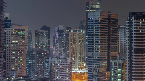迪拜码头的现代摩天大楼 近距离俯瞰着许多明亮的窗户 空中夜幕降临 Jlt区从上往下的现代塔楼 — 图库照片