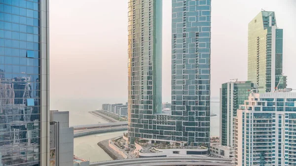 Gezinti güvertesi ve Dubai şehir manzarası Dubai marinasından görüldü. JBR bölgesi ve Bluewater Adası 'nın arkasında oteller ve gökdelenler var..
