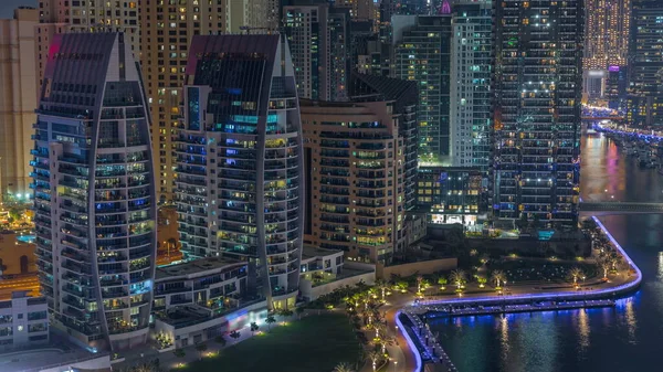Dubai Marina Con Diverse Barche Vicino Lungomare Grattacieli Illuminati Intorno — Foto Stock