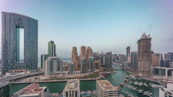 Panoráma Dubai Marina Több Hajó Jachtok Parkolt Kikötőben Felhőkarcolók Körül — Stock Fotó