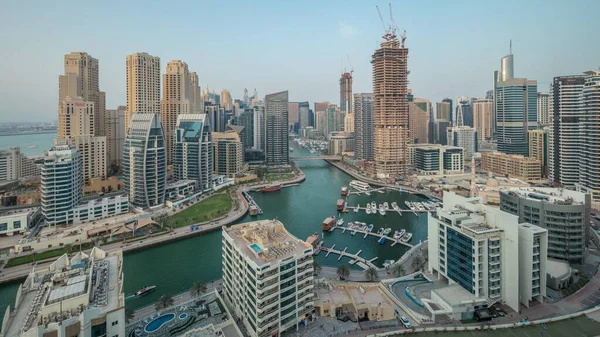 Panorama Ukazuje Dubai Marina Několika Čluny Jachtami Zaparkované Přístavu Mrakodrapy — Stock fotografie
