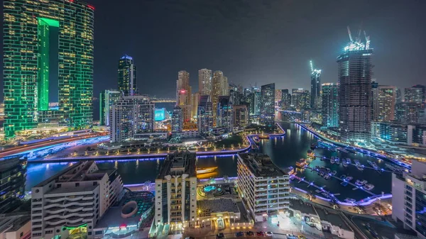Панорама Dubai Marina Несколькими Лодками Яхтами Припаркованными Гавани Освещенными Небоскребами — стоковое фото